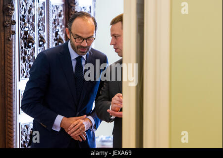 Tallinn, Estland, 28. Juni 2017. Prime Minister of Estonia Juri Ratas (R)-chats vor ihrem Treffen mit Premierminister von Frankreich Edouard Philippe (L). Französische Premierminister Philippe ist bei einem zweitägigen Besuch in Estland. Die Themen des Treffens waren die Zukunft Europas, den Austritt Verhandlungen während der Präsidentschaft Europas, die Estland vom 1. Juli 2017 hostet. Nicolas Bouvy/Alamy Live news Stockfoto