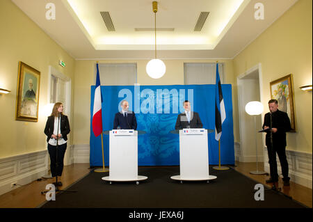 Tallinn, Estland, 28. Juni 2017. Premierminister von Estland Juri Ratas und Premierminister von Frankreich Edouard Philippe (L) Adresse der Medien nach ihrem treffen. Französische Premierminister Philippe ist bei einem zweitägigen Besuch in Estland. Die Themen des Treffens waren die Zukunft Europas, den Austritt Verhandlungen während der Präsidentschaft Europas, die Estland vom 1. Juli 2017 hostet. Nicolas Bouvy/Alamy Live news Stockfoto