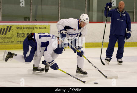 Brandon, Florida, USA. 28. Juni 2017. DOUGLAS R. CLIFFORD | Times.Tampa Bay Lightning Aussicht Cole Guttman (51), Werk weiterhin Besitz des Pucks während der Teilnahme an einem Skaten und Stick Umgang mit Bohrmaschine mit Aussicht auf Kevin Hancock (81) während der Teilnahme an der Blitz-Entwicklung-Camp am Mittwoch verlassen (28.06.17) auf dem Brandon Ice Sports Forum in Brandon. Rechts ist Benoit Groulx, Cheftrainer, Syracuse Crunch. Bildnachweis: Douglas R. Clifford/Tampa Bay Times / ZUMA Draht/Alamy Live News Stockfoto