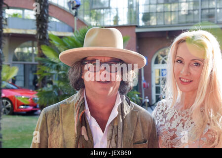 Frankfurt am Main, Deutschland. 28. Juni 2017. Ardi Goldman kommt auf dem roten Teppich für die Bild-Sommerfest-2017, statt im Palmengarten, Frankfurt Am Main am 28. Juni 2017 Credit: Markus Wissmann/Alamy Live News Stockfoto