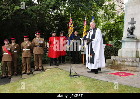 Putney London uk 28. Juni 2017 Victoria Kreuz Stein Gedenkfeier für Leutnant Frank Wearne Essex Regiment in Aktion am 28. Juni 1917 getötet wurde, erhielt das Victoria-Kreuz für seine Handlungen während eines Überfalls auf einen deutschen Graben Position bekannt als "Nash Alley" östlich von Loos Frankreich Foto Sandra Rowse/Alamy Live News Kredit Stockfoto