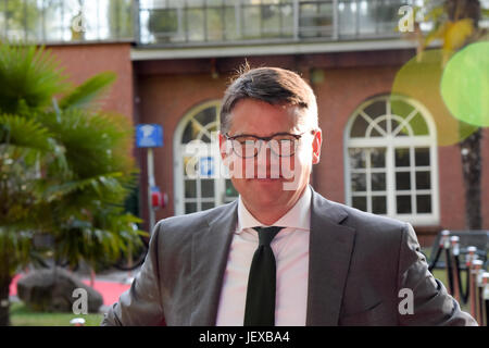 Frankfurt am Main, Deutschland. 28. Juni 2017. Poltician Boris Rhein kommt auf dem roten Teppich für die Bild-Sommerfest-2017, statt im Palmengarten, Frankfurt Am Main am 28. Juni 2017 Credit: Markus Wissmann/Alamy Live News Stockfoto