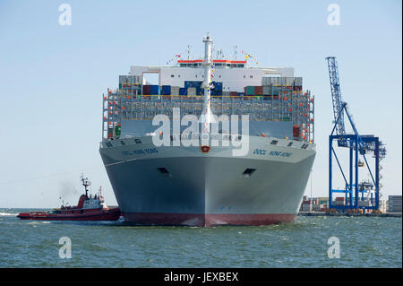 Danzig, Polen. 28. Juni 2017. 400 Meter lange Containerschiff OOCL Hong Kong mit einer Kapazität von 21.413 TEU ist das bisher größte Containerschiff der Welt. Das Schiff ist im Besitz von Orient Overseas Container Line OOCL mit Sitz in Hongkong. Heute trat das Schiff Deepwater Container Terminal DCT in Danzig, Polen.  © Wojciech Strozyk / Alamy Live News Stockfoto