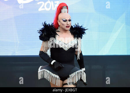 Madrid, Spanien. 28. Juni 2017. beim Auftakt der World Pride in der Plaza Pedro Zerolo von Madrid auf Mittwoch, 28. Juni 2017 Credit: Gtres Información Más lokalen auf line,S.L./Alamy Live News Stockfoto