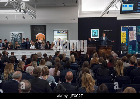 London, UK.  28. Juni 2017. Auktionssaal bei Sothebys Gegenwartskunst Abend Verkauf im New Bond Street, die wegweisende Werke aus dem Pop-Art-Genre.   Bildnachweis: Stephen Chung / Alamy Live News Stockfoto