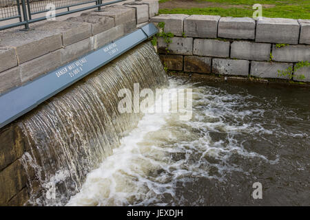 Montreal, Kanada - 27. Mai 2017: Alte Hafengebiet mit dam im Bonsecours Basin in Stadt Quebec Region während des Sonnenuntergangs Stockfoto