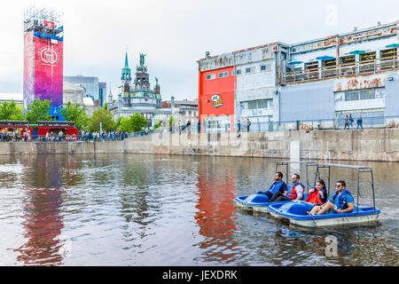 Montreal, Kanada - 27. Mai 2017: Alte Bonsecours Markt Becken Hafengebiet mit Booten in Stadt Quebec Region während des Sonnenuntergangs Stockfoto