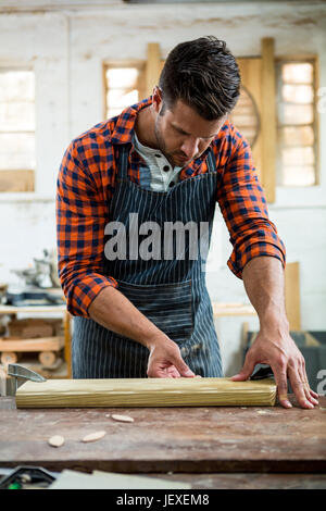 Tischler arbeiten auf sein Handwerk Stockfoto