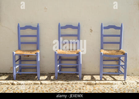 Details der traditionellen mediterranen Holzstühle auf der Straße in Altea, Alicante, Spanien. Stockfoto