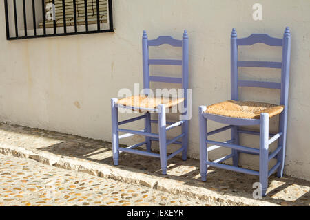 Details der traditionellen mediterranen Holzstühle auf der Straße in Altea, Alicante, Spanien. Stockfoto