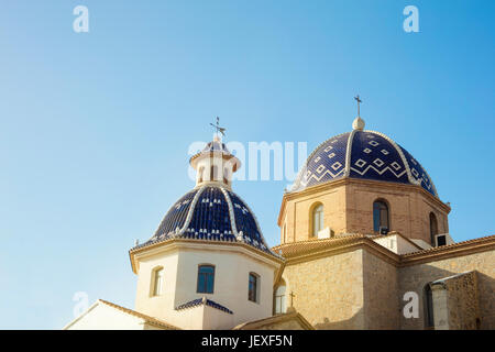 Blick auf die Kuppel der Kirche "Nuestra Señora del Consuelo" (Unsere Liebe Frau von Trost) in Altea, Alicante, Spanien. Stockfoto