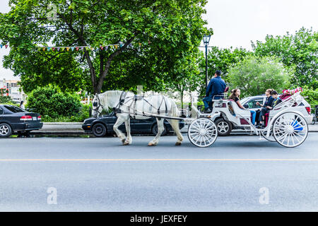 Montreal, Kanada - 27. Mai 2017: Altstadt mit Reiseleiter unterwegs im Pferd Wagen Buggy in der Nacht Straße Abend außerhalb in Quebec Region cit Stockfoto