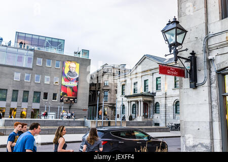 Montreal, Kanada - 27. Mai 2017: Altstadt mit Menschen zu Fuß durch Place Royale Straße am Abend außerhalb Restaurants in Québec (Stadt) region Stockfoto