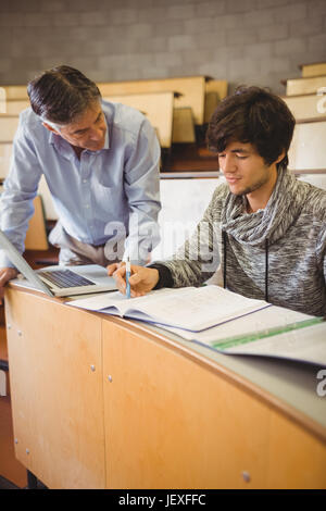 Professor helfen, ein Schüler im Klassenzimmer Stockfoto