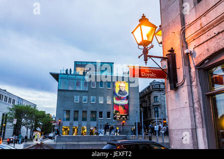 Montreal, Kanada - 27. Mai 2017: Altstadt mit Menschen zu Fuß durch Place Royale Straße am Abend außerhalb Restaurants in Québec (Stadt) region Stockfoto