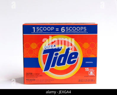 Box mit Ultra Tide Waschmittel. So gefragt, dass Menschen sie von Geschäften stehlen. Stockfoto