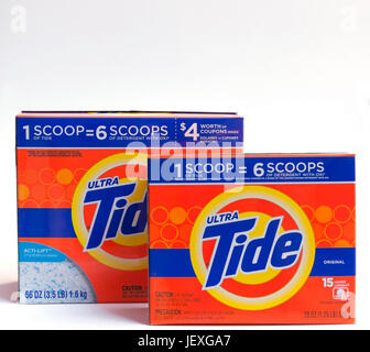 Box mit Ultra Tide Waschmittel. So gefragt, dass Menschen sie von Geschäften stehlen. Stockfoto