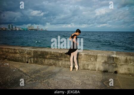 Eine Ballerina aus dem National Ballet of Cuba Tänze de Pointe auf Havannas Malecon. Stockfoto