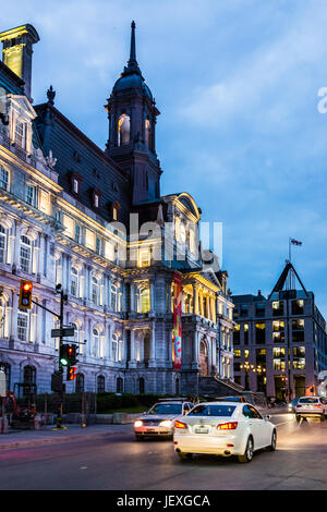 Montreal, Kanada - 27. Mai 2017: Altstadt mit Hotel de Ville und Archiv Museum auf Straße in dunklen blauen Abend außerhalb Region Québec Stockfoto