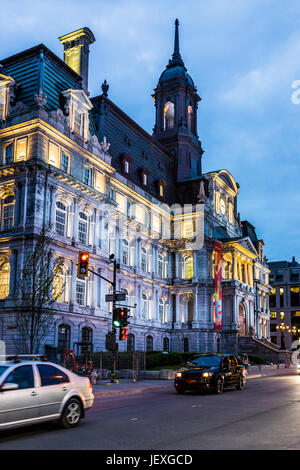 Montreal, Kanada - 27. Mai 2017: Altstadt mit Hotel de Ville und Archiv Museum auf Straße in dunklen blauen Abend außerhalb Region Québec Stockfoto