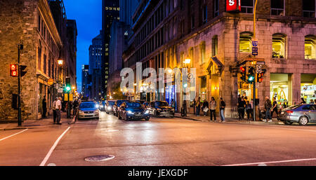 Montreal, Kanada - 27. Mai 2017: Altstadt mit Menschen überqueren Straßenverkehr nachts am Abend außerhalb Restaurants in Québec (Stadt) region Stockfoto