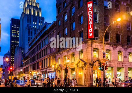 Montreal, Kanada - 27. Mai 2017: Altstadt mit Menschen überqueren Straßenverkehr nachts am Abend außerhalb McDonalds Restaurant in Quebec Region c Stockfoto