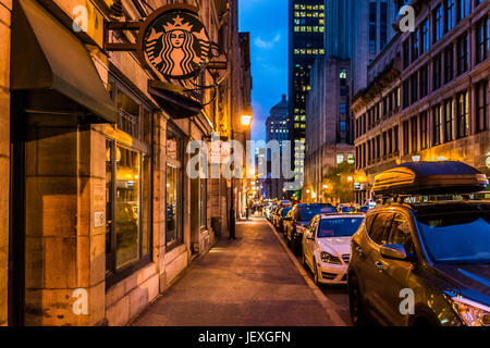 Montreal, Kanada - 27. Mai 2017: Altstadt mit leeren Straße in der Nacht Abend außerhalb Starbucks-Café-Restaurant in der Stadt Québec region Stockfoto