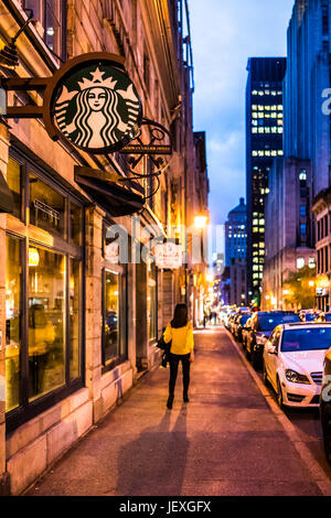 Montreal, Kanada - 27. Mai 2017: Altstadt mit Frau gehen auf der Straße in der Nacht Abend außerhalb Starbucks-Café-Restaurant in Quebec Region cit Stockfoto