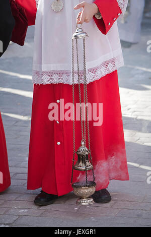 Akolyth unterstützt Räuchergefäß in einer Prozession der Karwoche, Spanien Stockfoto