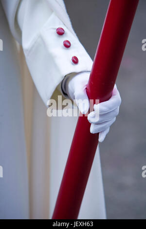 Detail reuige rot mit einer Kerze während der Karwoche, Spanien Stockfoto