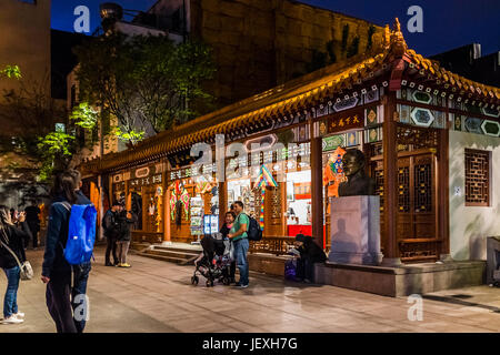 Montreal, Kanada - 27. Mai 2017: Chinatown asiatischen Innenstadt in der Nacht mit Menschen im Tempel Abend außerhalb Region Québec Stockfoto