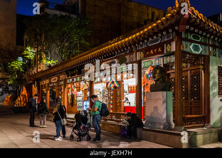 Montreal, Kanada - 27. Mai 2017: Chinatown asiatischen Innenstadt in der Nacht mit Menschen im Tempel Abend außerhalb Region Québec Stockfoto