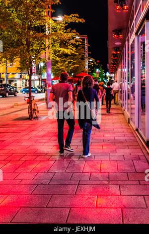 Montreal, Kanada - 27. Mai 2017: Sainte Catherine Street in Montreal Gay Village in Quebec Region mit Passanten in der Nacht Stockfoto