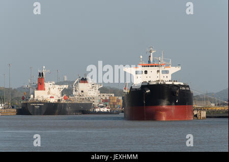 Versand Großschiffe geben Sie die Miraflores-Schleusen des Panama-Kanals. Stockfoto