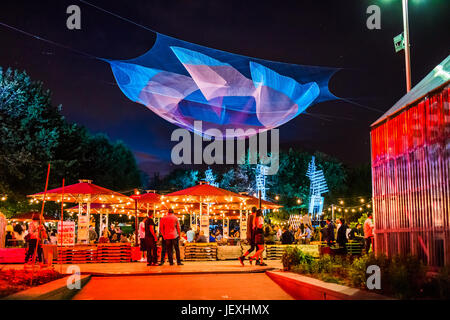 Montreal, Kanada - 27. Mai 2017: Sainte Catherine Street in Montreal Gay Village in Quebec Region mit Passanten in der Nacht, Kunst-Installation und Stockfoto