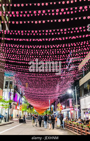 Montreal, Kanada - 27. Mai 2017: Sainte Catherine Street in Montreal Gay Village in Quebec Region mit Passanten in der Nacht Stockfoto