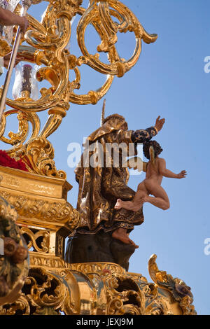 Polychrome Figur in einem goldenen Thron während einer Prozession der Karwoche, Sevilla, Spanien Stockfoto