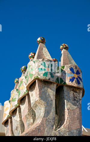 Barcelona, Spanien - 31. Oktober 2010: Detail der dekorativen Elemente des Casa Batllos Daches in Barcelona, Spanien. Casa Batllo wurde von Antoni Gaudi entworfen. Stockfoto