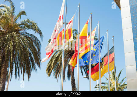 Gruppe von Nationalflaggen vor Konsulat in Barcelona. Dieses Büro befindet sich im Mapfre Bulding in der Nähe von Port Olimpic Stockfoto