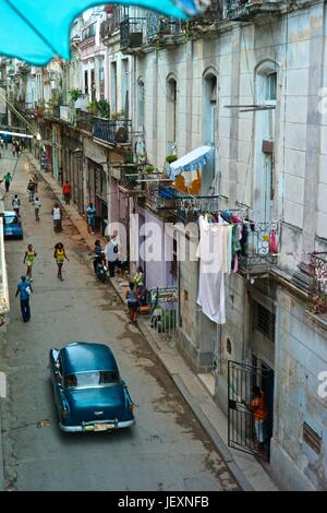 A Straßenszene in Alt-Havanna. Stockfoto