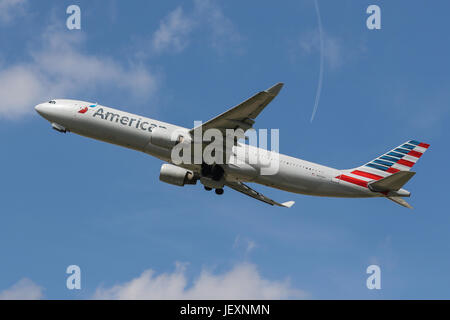 Ein American Airlines Airbus A330 Abfahrt Flughafen London Heathrow Stockfoto