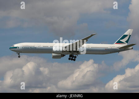 Ein Cathay Pacific Boeing 777 landet am Flughafen London Heathrow Stockfoto