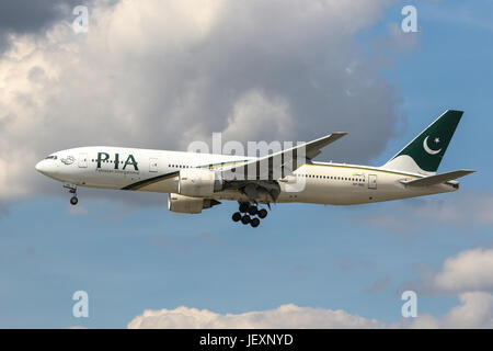 Ein Pakistan International Airlines Boeing 777 landet am Flughafen London Heathrow Stockfoto