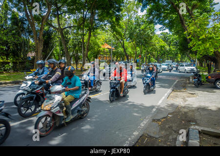 . BALI, Indonesien - 8. März 2017: Nicht identifizierten Personen fahren Motorräder und Autos auf der Straße voll von Verkehrsdaten. Die Regierung sagt Bali Straßen coul Stockfoto