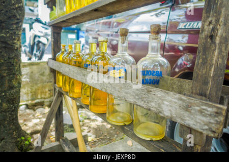 BALI, Indonesien - 8. März 2017: Illegale Benzin Benzin wird an der Seite der Straße verkauft, Recycling-Glas Wodka-Flaschen in Bali, Indonesien. Stockfoto