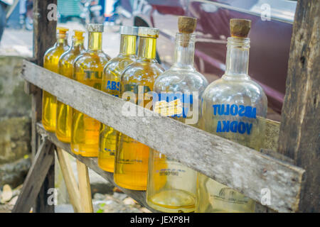 BALI, Indonesien - 8. März 2017: Illegale Benzin Benzin wird an der Seite der Straße verkauft, Recycling-Glas Wodka-Flaschen in Bali, Indonesien. Stockfoto