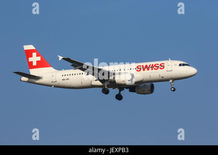 Ein Swiss Airlines Airbus A320 landet am Flughafen London Heathrow Stockfoto