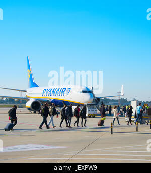 PORTO, PORTUGAL - 25. Dezember 2016: Passagiere Ryanair Aiplane am Flughafen Francisco Sa Carneiro. Der Flughafen ist derzeit die Sekunde-am stärksten in t Stockfoto