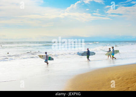 CANGGU, Insel BALI, Indonesien - 19. Januar 2017: Gruppe von Surfern am Strand surfen gehen. Insel Bali ist eines der weltweit besten Surfen Reiseziele Stockfoto