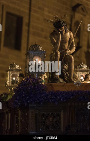 Linares, Provinz Jaén, Spanien - 15. März 2014: unser Vater Jesus Demut, stellt es im Moment nach dem Auspeitschen und Spott von der Wache Ro Stockfoto